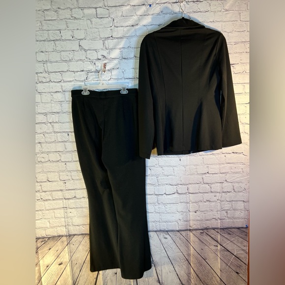 New York & Company. Ladies 2 piece pant set. Size Medium - Picture 8 of 8